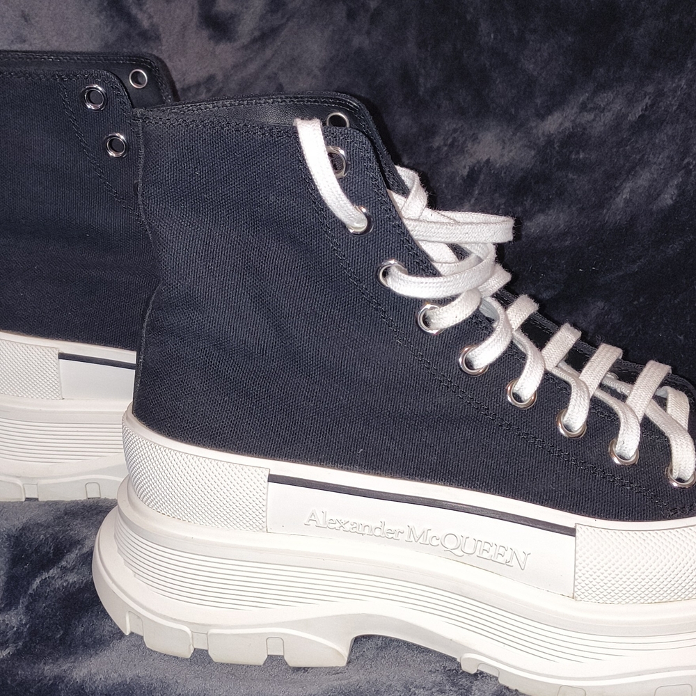 Alexander McQueen Women's Black High-Top Sneakers, With Shoe Bag And Black Laces